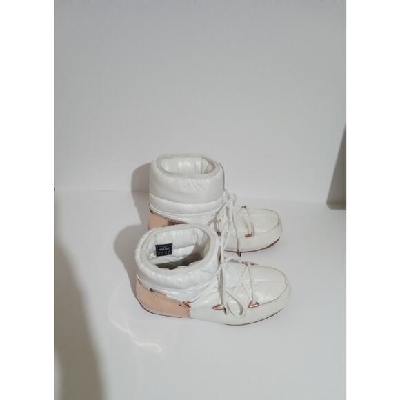 Women's The Original Moon Boot White With Rose Gold Tone Hardware Size 7 1/2 - Picture 3 of 11